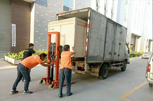 蘭州客戶SMT設(shè)備專車送貨，貨到上門安裝調(diào)試