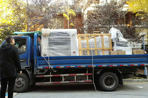 丹陽客戶SMT設(shè)備專車送貨，貨到上門安裝調(diào)試