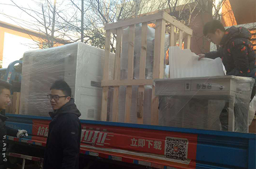 上?？蛻?hù)SMT設(shè)備專(zhuān)車(chē)送貨，貨到上門(mén)安裝調(diào)試